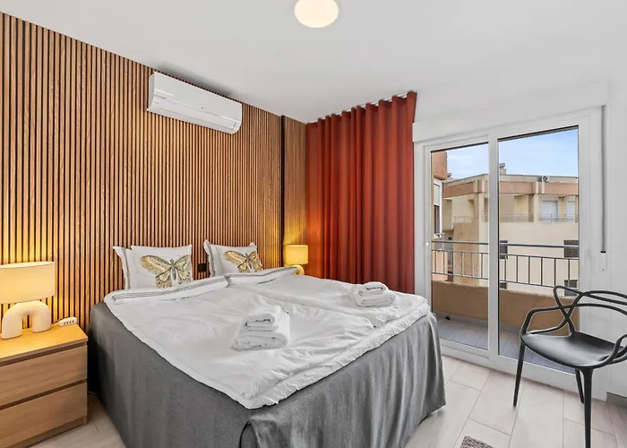 100 Seaview Apartment *